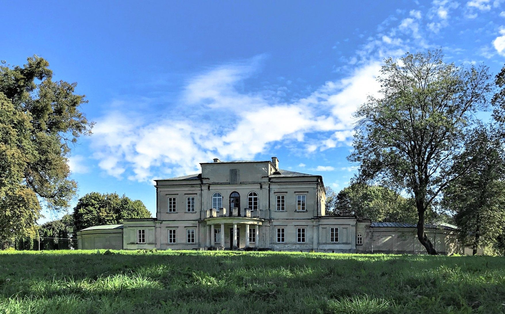 Bilder Beautiful castle complex Dołhobyczów, southeastern Poland