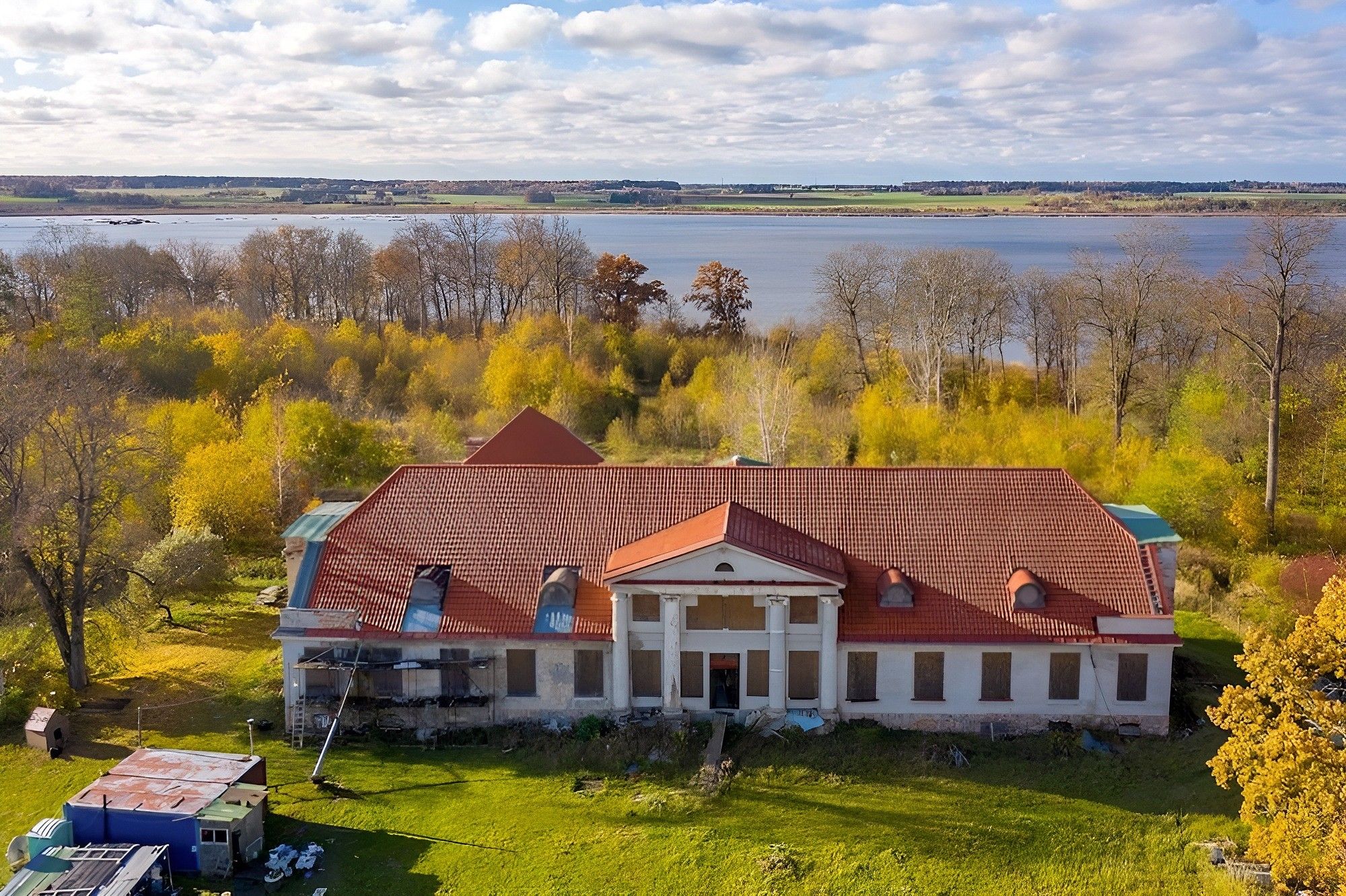 Bilder Līgutu - Gutshaus am See in Lettland