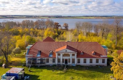 Karaktärsfastigheter, Līgutu - Gutshaus am See in Lettland