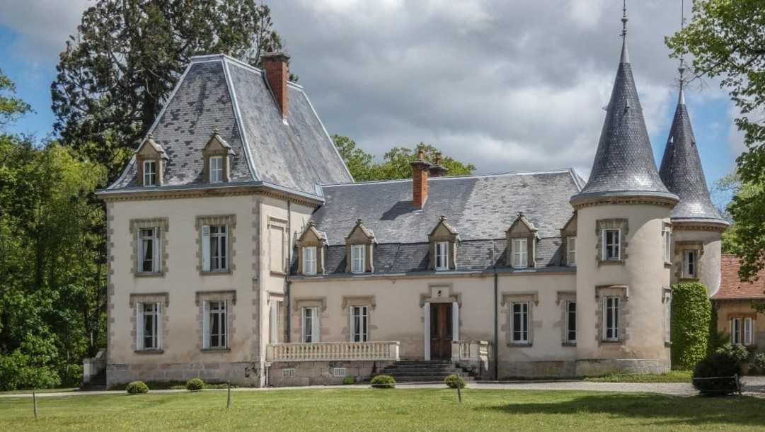 Fotos Schloss im Burgund mit Stallungen und Landschaftspark