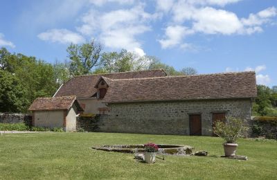 Schloss kaufen Burgund-Franche-Comté, Nebengebäude