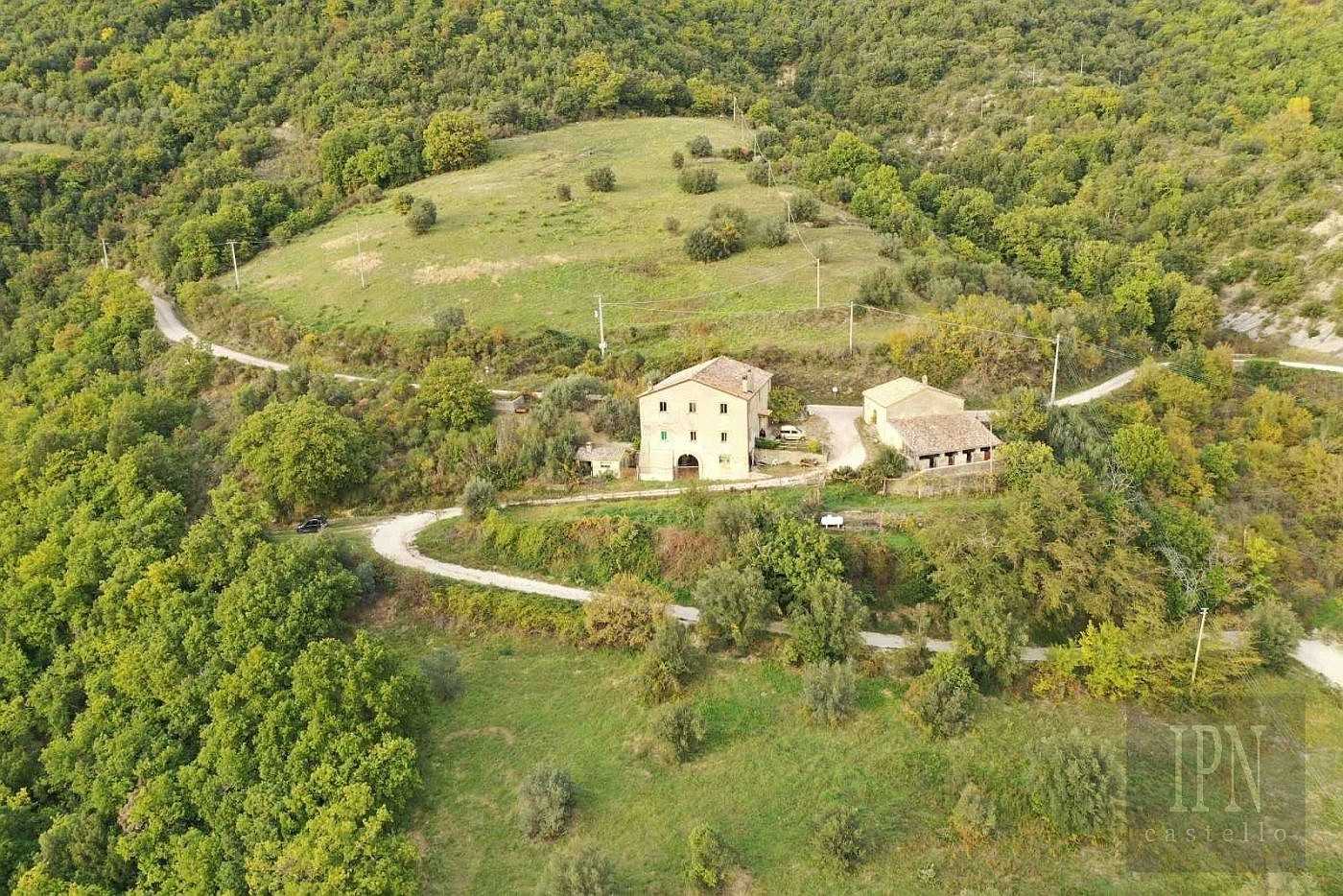 Images Boerderij met uitzicht op oude kasteelruïnes in Umbrië
