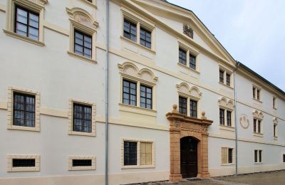 Karaktärsfastigheter, Stort slott nära Prag