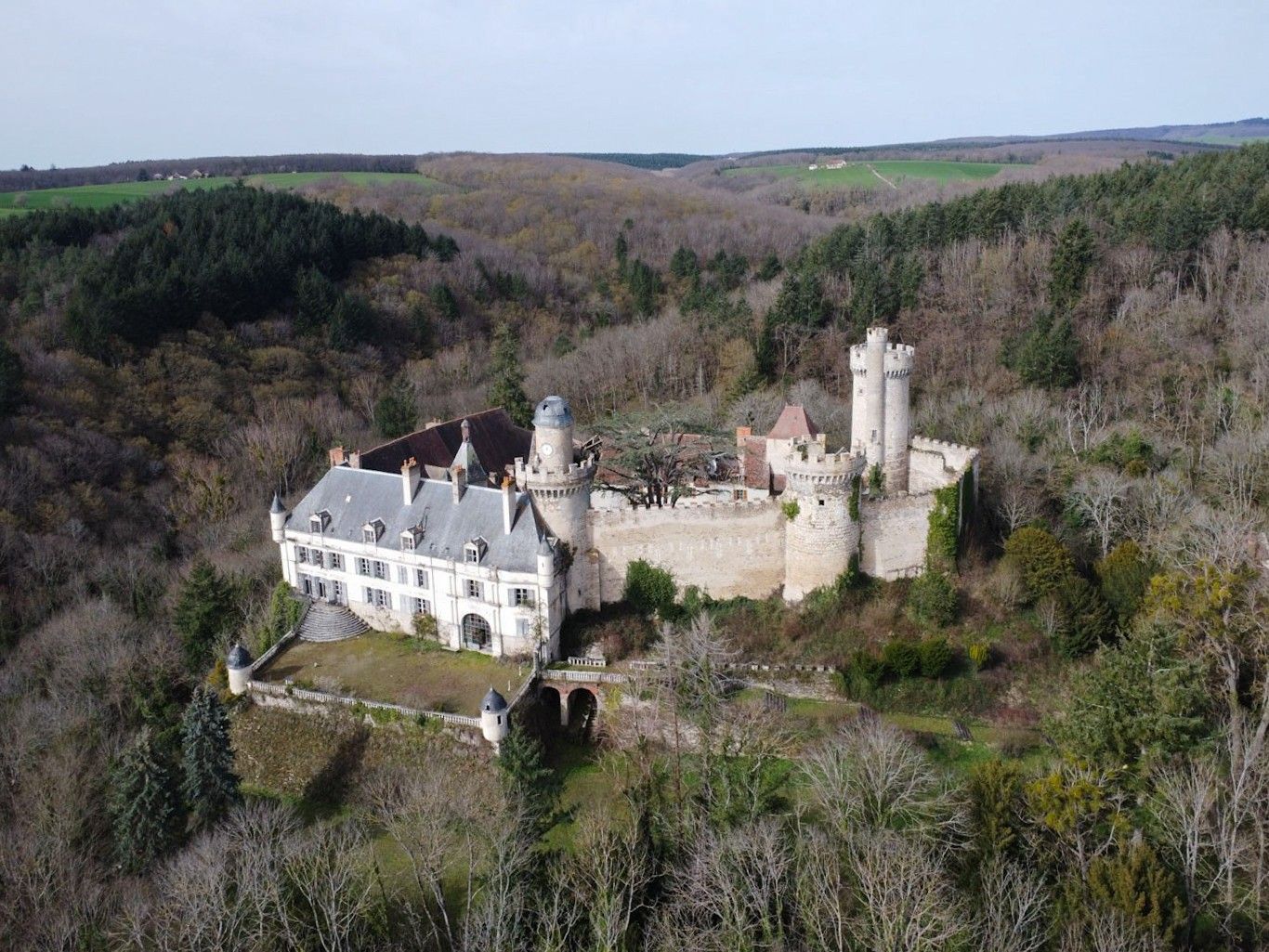 Billeder Slottet i Veauce, nord for Clermont Ferrand - truet monument