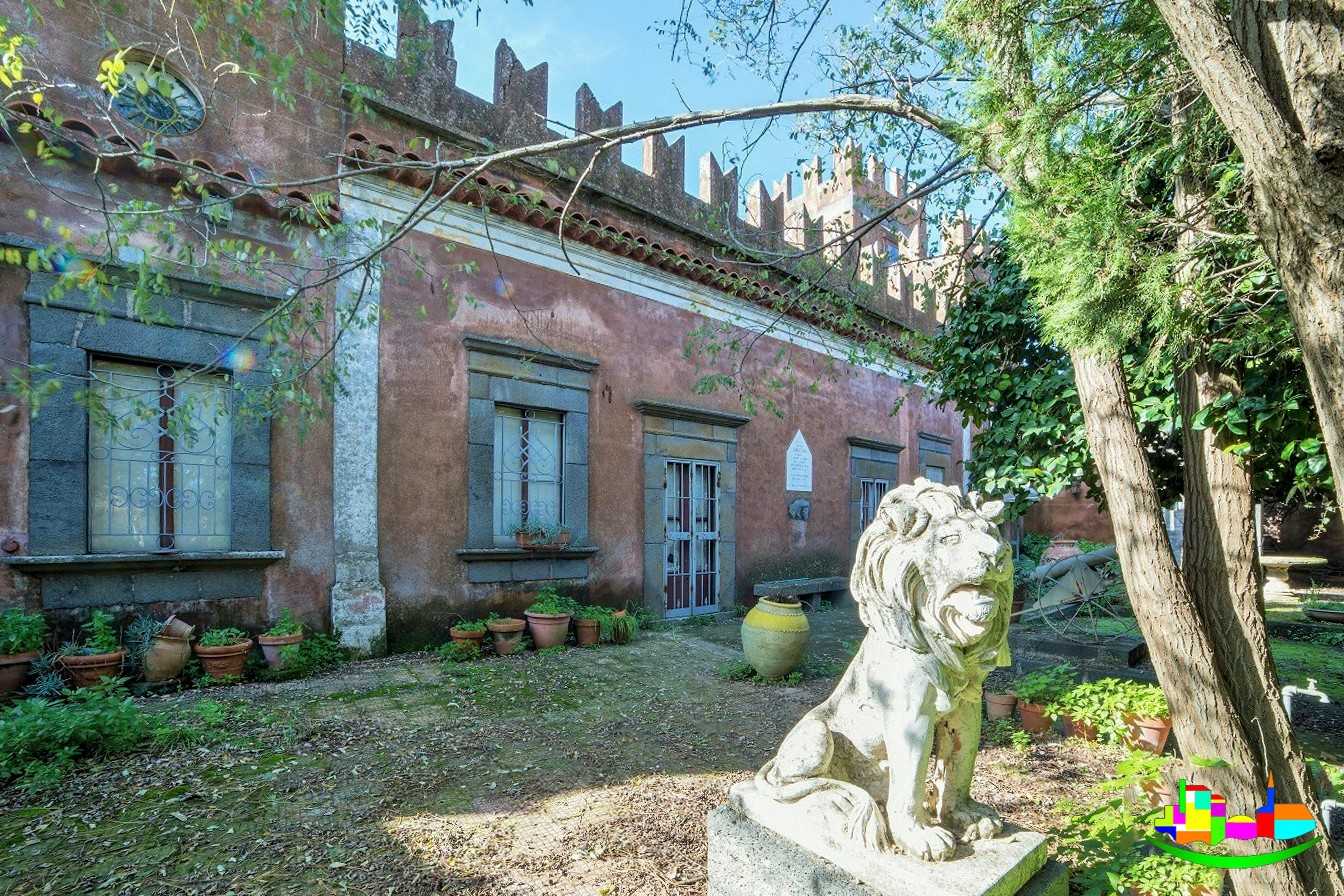 Bilder Slott med hage til salgs på Sicilia