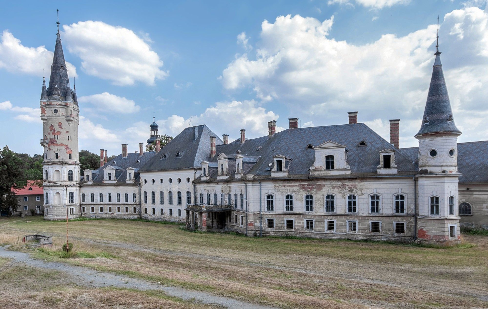 Bilder Berömt slott i Polen: Bożków-palatset i Nedre Schlesien