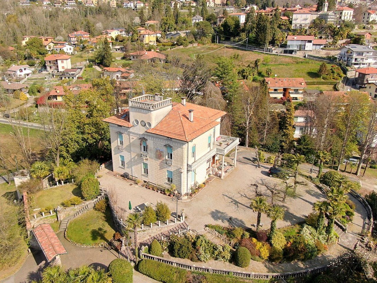 Fotos Kleines Schloss in Verbania mit Seepanorama