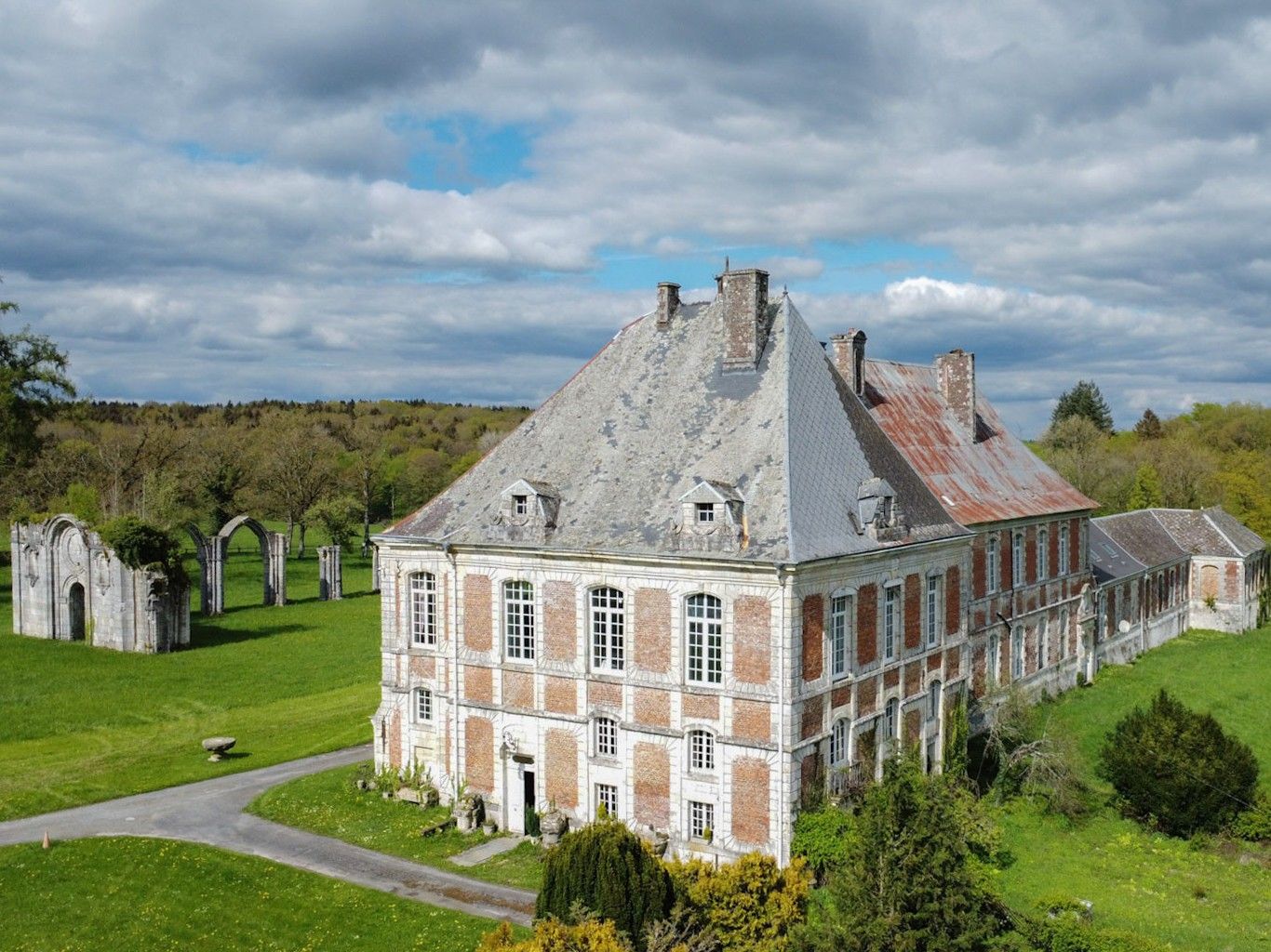 Bilder Gammelt kloster i Ardennene, regionen Frankrike-Belgia