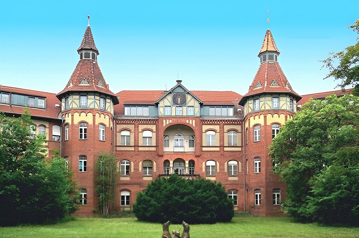 Billeder Stor grund i skoven: Tidligere slot og sanatorium i Brandenburg