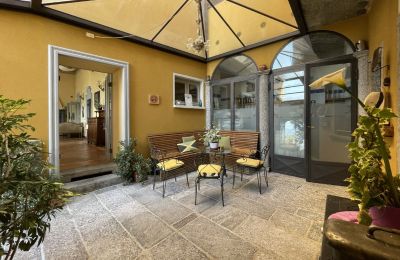 Historische Villa kaufen Bee, Piemont, Innenhof