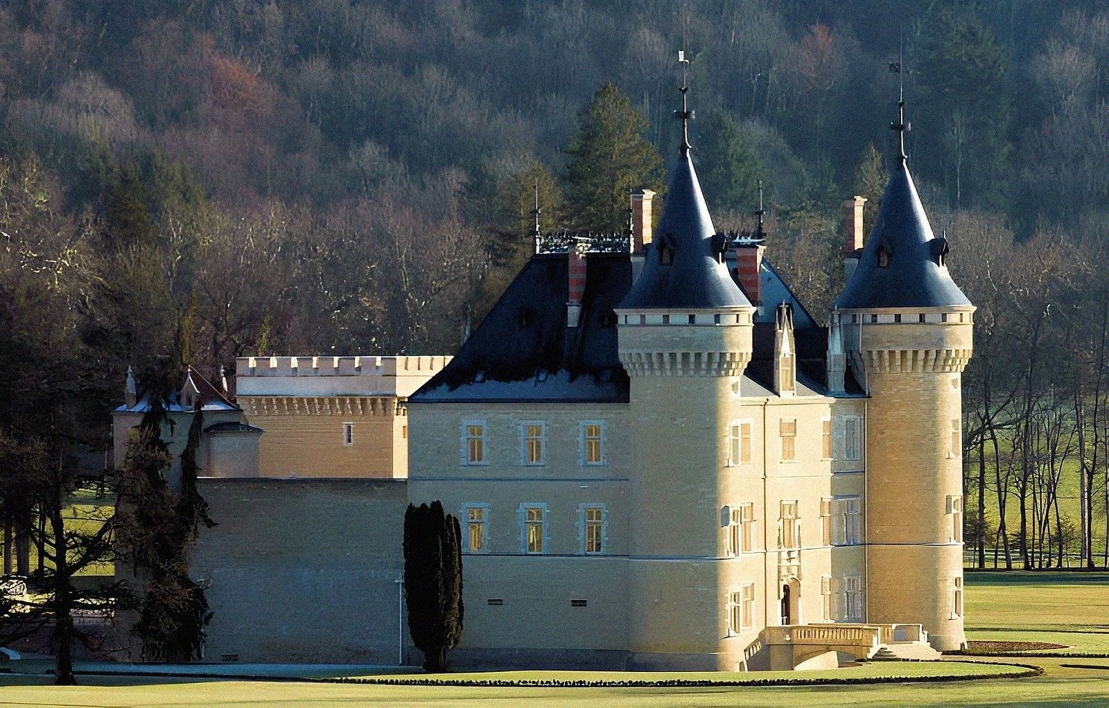 Fotos Exklusives mittelalterliches Chateau mit weitläufigem Grundstück