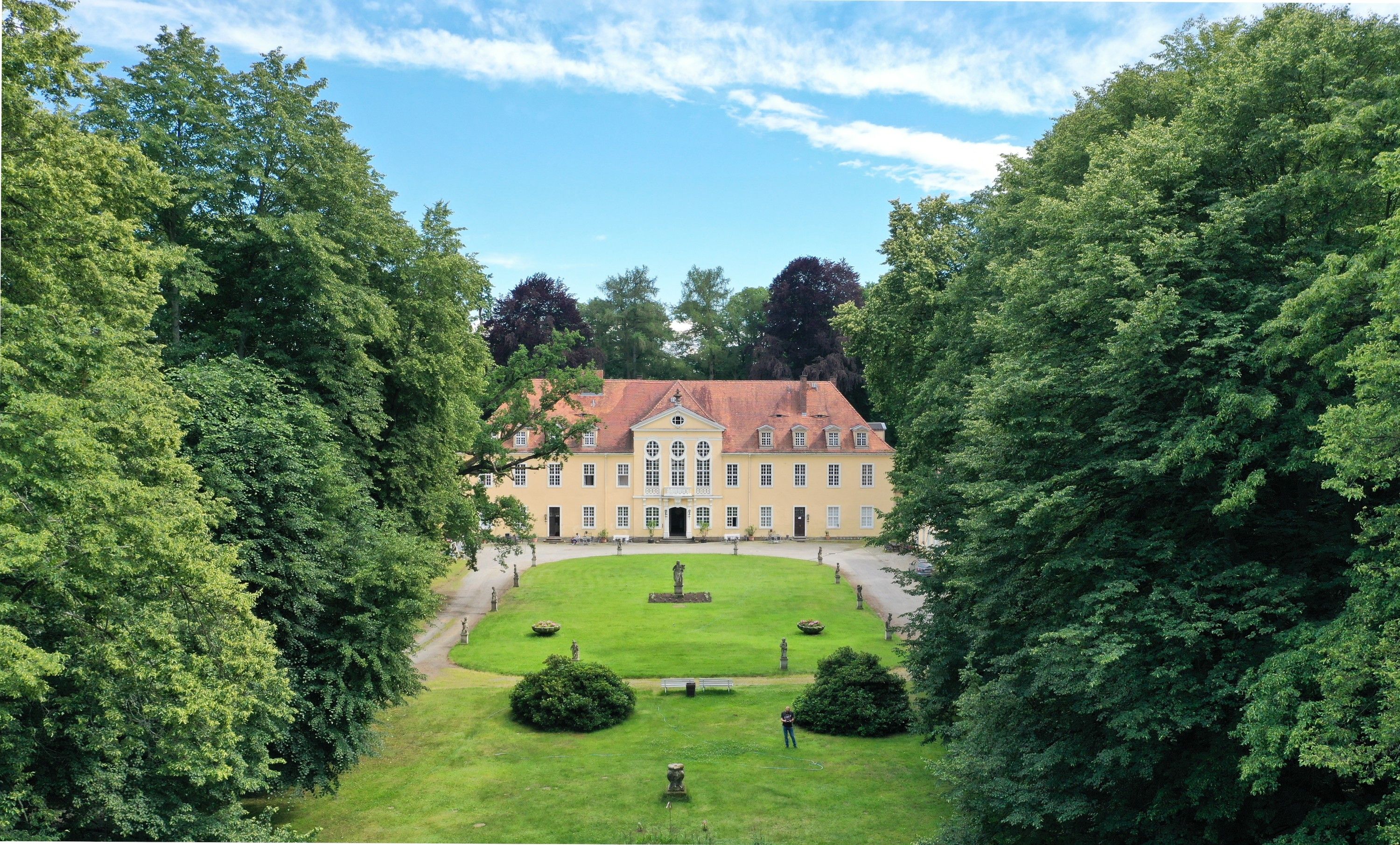 Bilder Barokkslott med historisk ballsal nær Dresden 