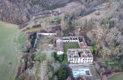 Kloster till salu Foix, Occitanie, Drönarbild