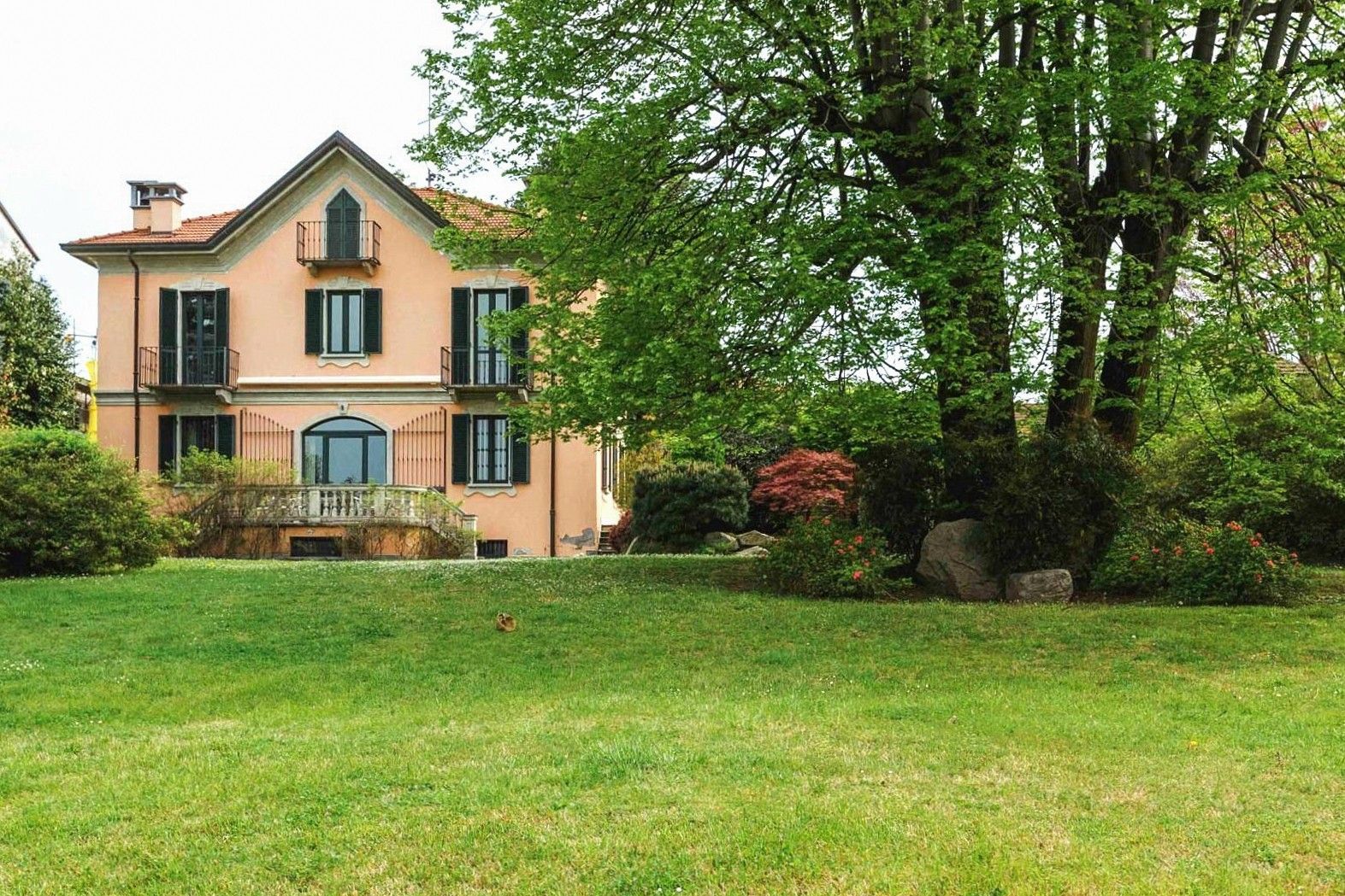 Bilder Historisk villa i Lisanza vid stranden av Lago Maggiore, stor trädgård