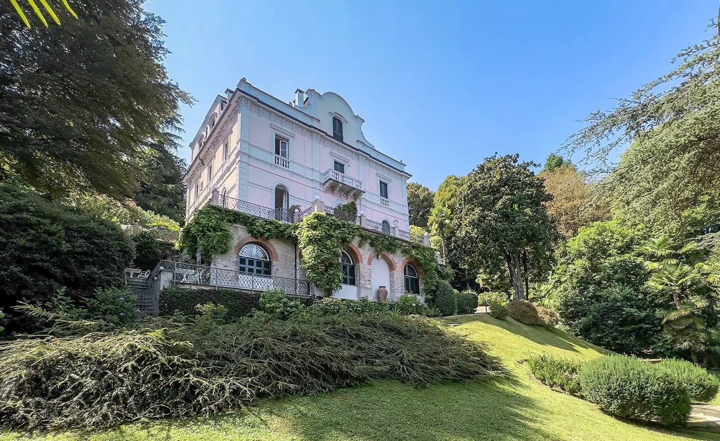 Fotos Wohneinheit in der Villa Amalia in Stresa - Seeblick und Privatstrand