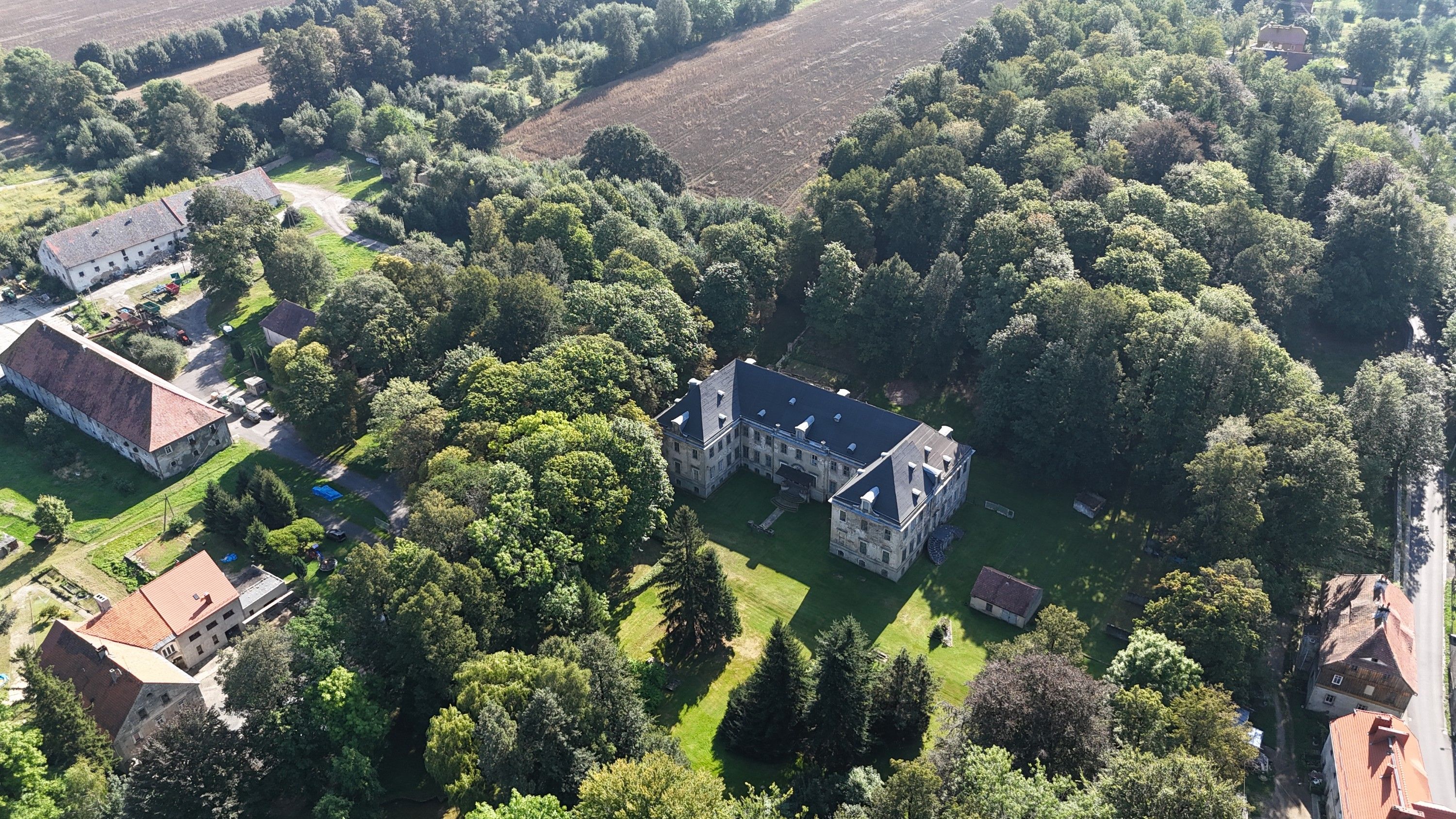 Bilder Meffersdorfs slott i Nedre Schlesien - Pałac w Pobiednej