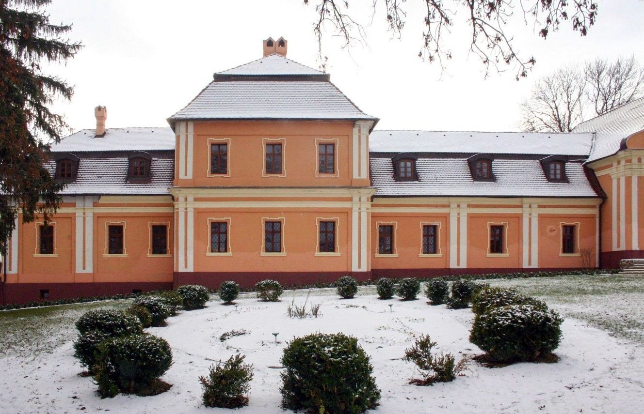 Bilder Renovert herregård med kapell i det vestlige Slovakia