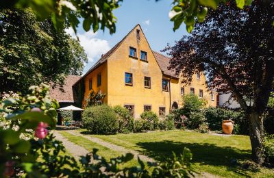 Charakterimmobilien, Wohnen im Denkmal: Historische Schlosshälfte  in Opfingen mit einem parkähnlichen Grundstück