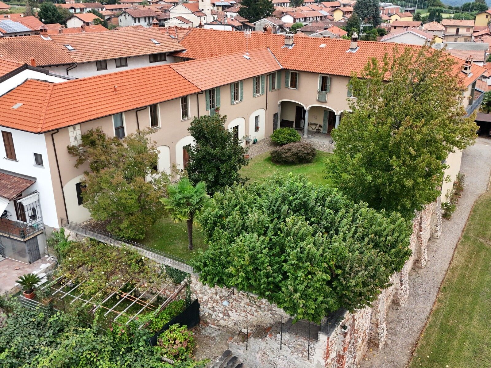 Fotos Prestigeträchtiges mittelalterliches Gutshaus mit herrlichen originalen architektonischen Details und Garten