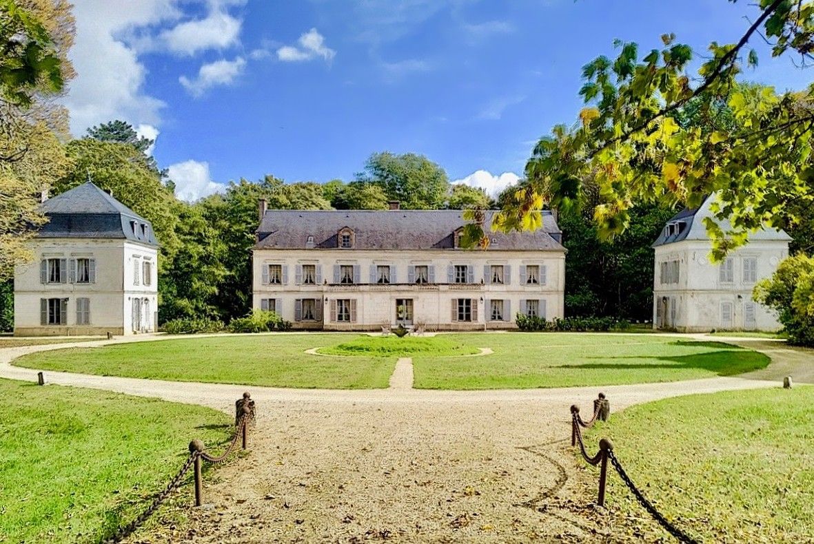 Bilder Vackert slott i Yonne, 150 km söder om Paris