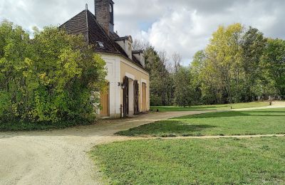 Slott till salu Bourgogne-Franche-Comté, Bifogat byggnad