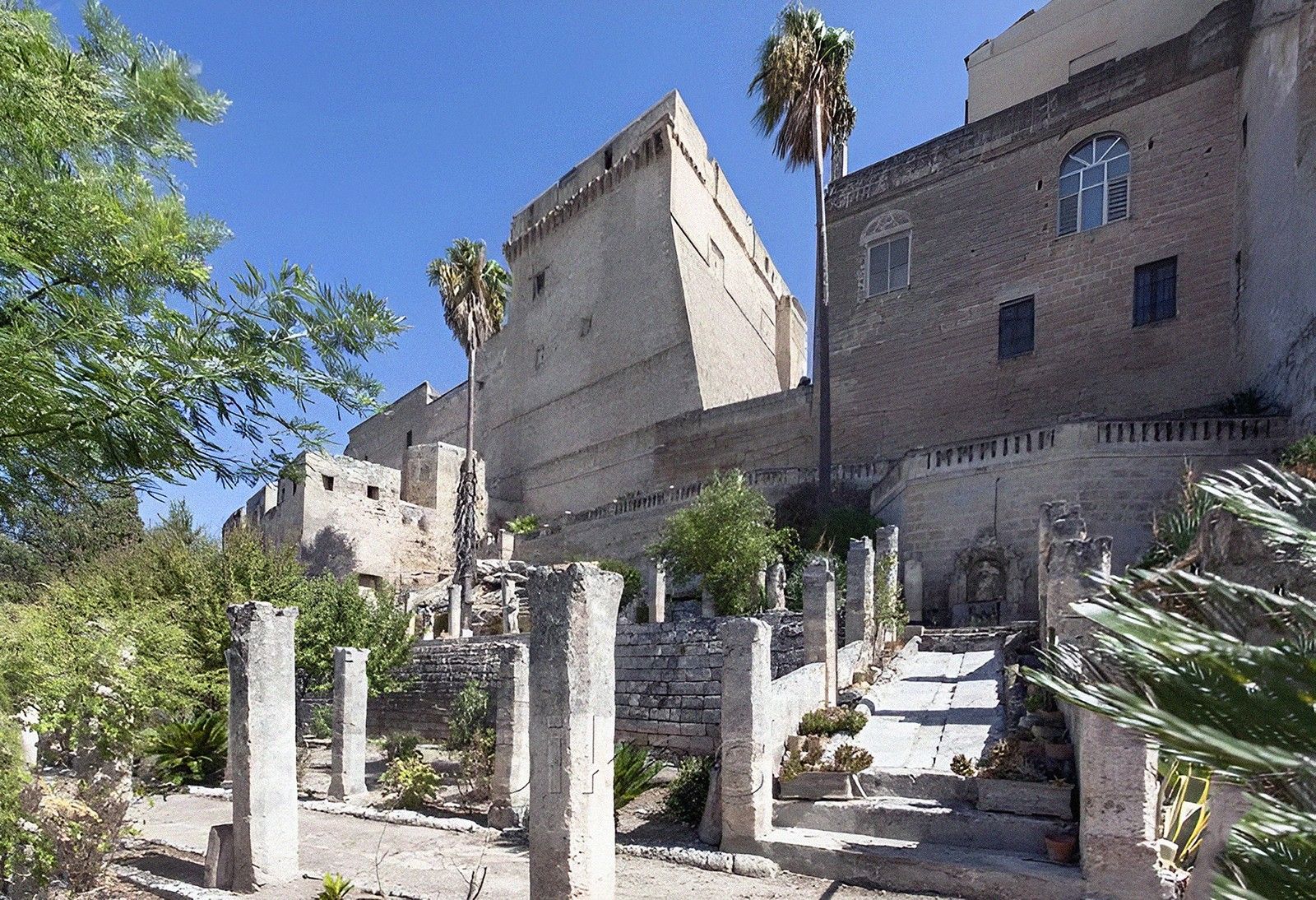 Fotos Palazzo mit großem Garten und Blick auf das Stauferkastell