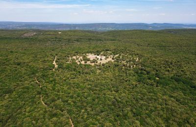 Karaktärsfastigheter, Privat egendom i Provence på 352 hektar