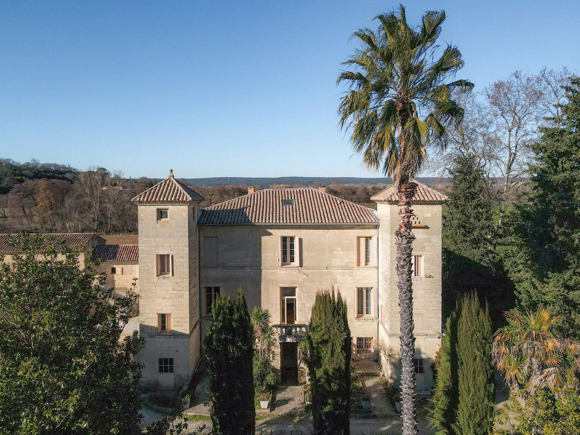 Bilder Slott nær Uzes med liten park og uthus