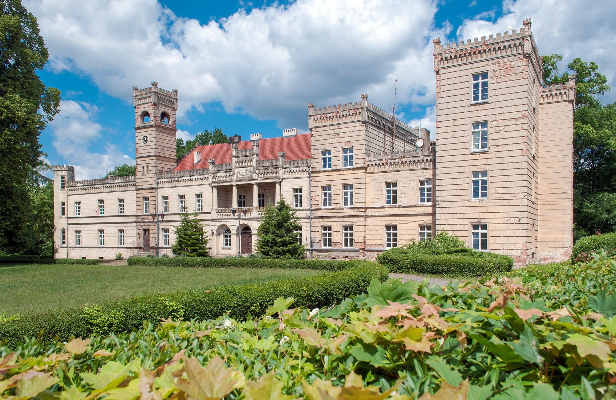 Bilder Nygotisk herregård i Gościeszyn - engelsk nygotikk i Stor-Polen