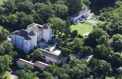 Slott till salu Barjac, Occitanie, Drönarbild