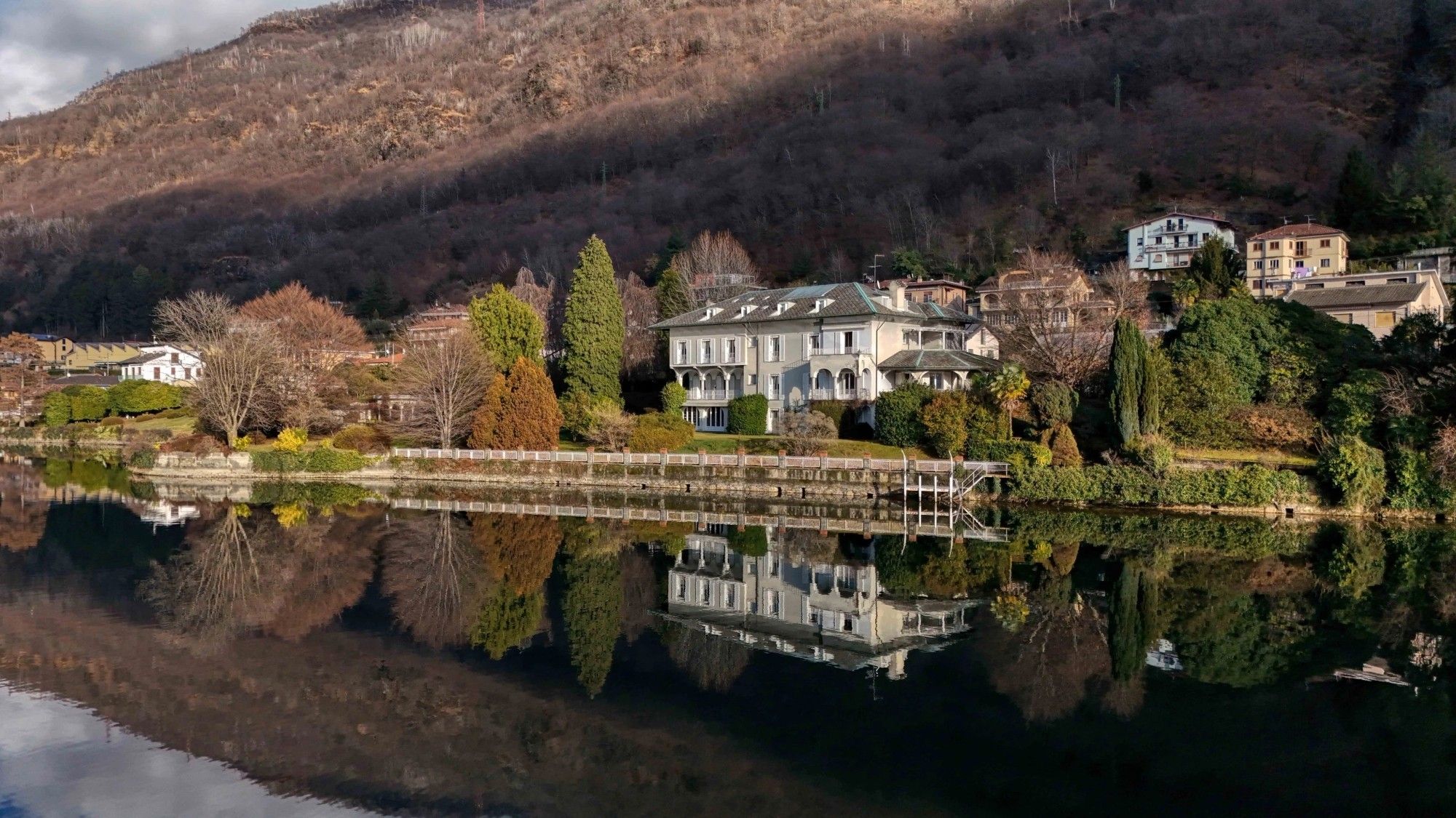 Billeder Juvel af efterkrigsarkitektur: Elegant villa ved bredden af Ortasøen