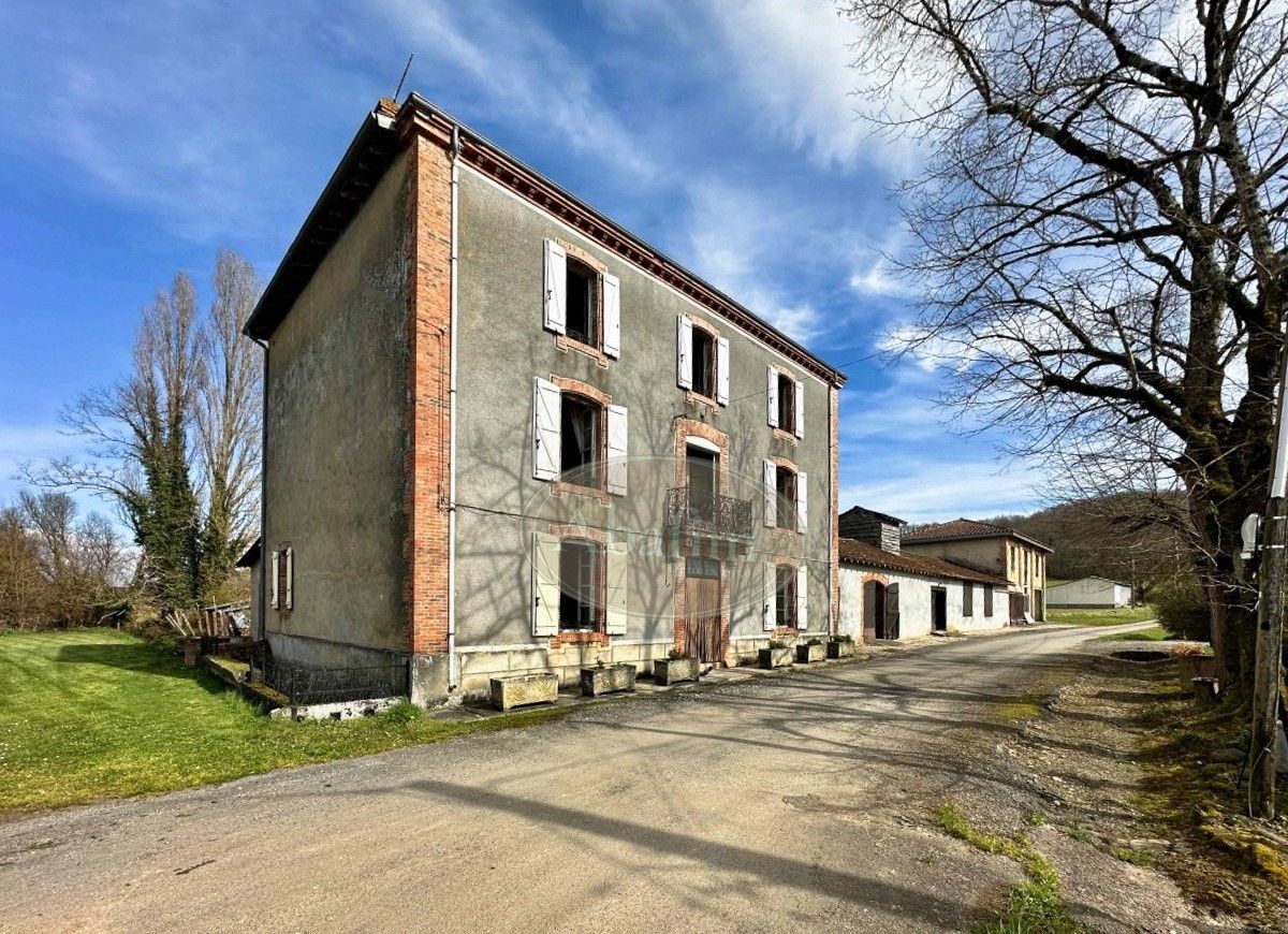 Bilder Vakker landlig eiendom med hage og bygninger nær Boulogne-sur-Gesse