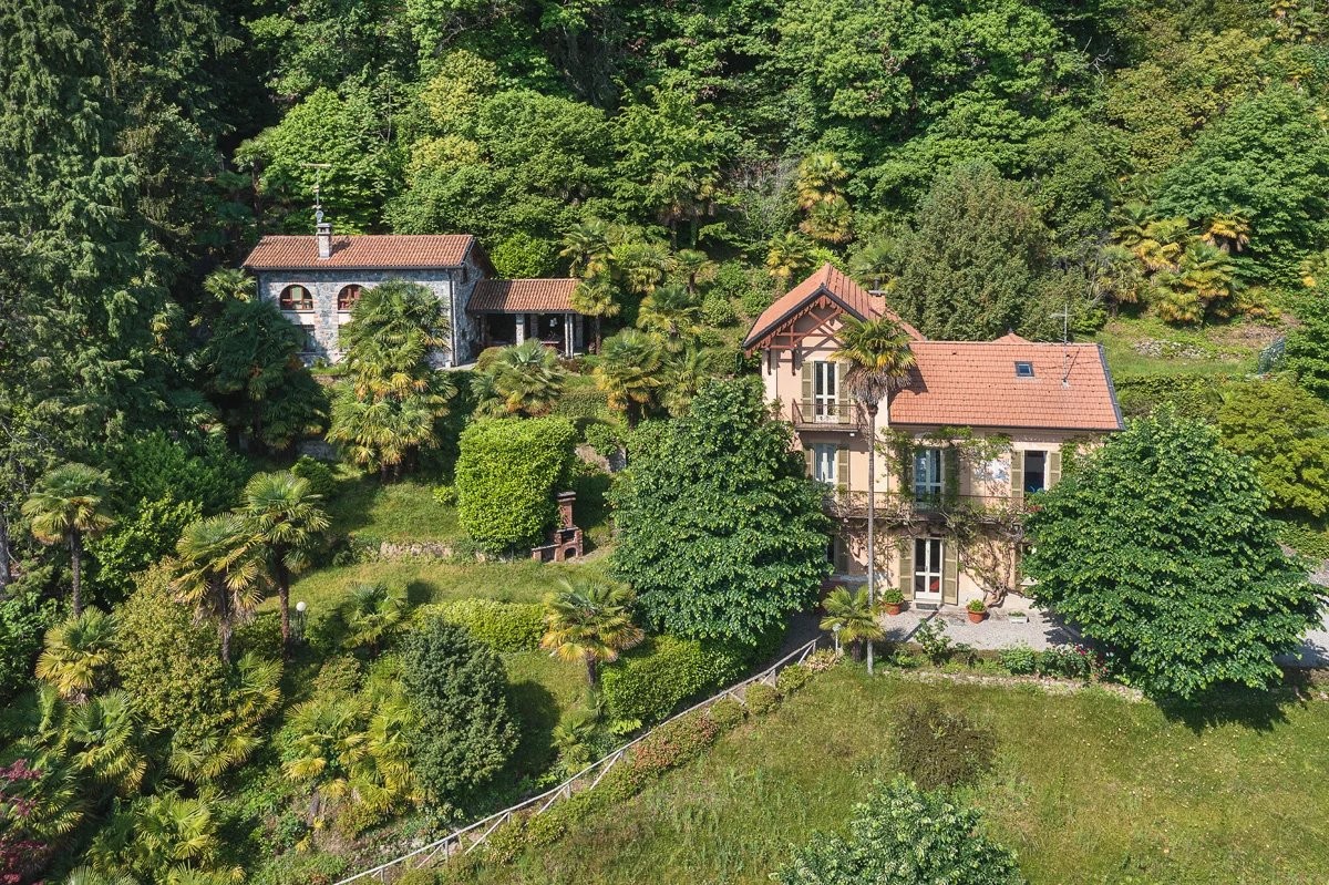 Bilder Prestigefylld fastighet med villa och uthus, direkt vid Lago Maggiore