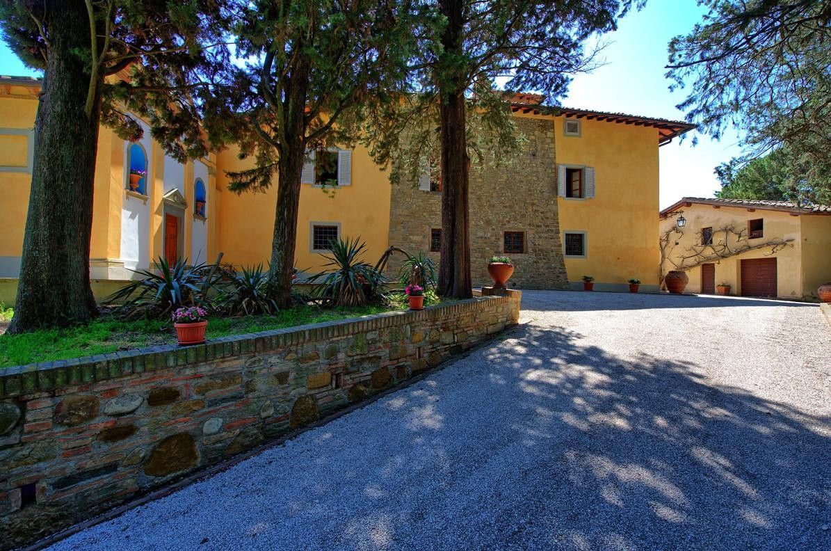 Bilder Renovert toskansk villa med kapell og panoramautsikt