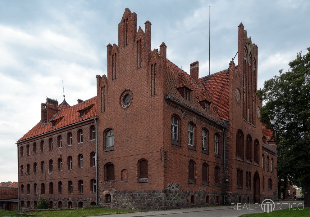 Entwicklungsimmobilien: Historisches Schulgebäude in Pommern, Polen