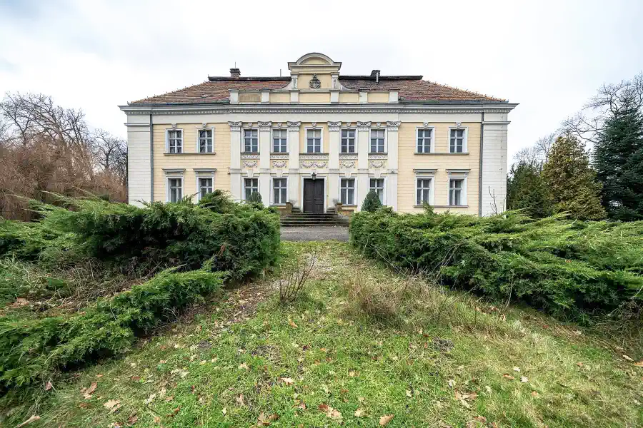 Klassizistisches Herrenhaus Polen zum Verkauf