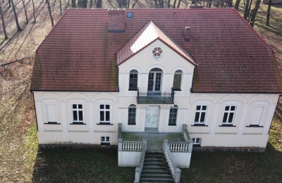 Karaktereiendommer, Gutshaus mit Nebengebäuden bei Leszno